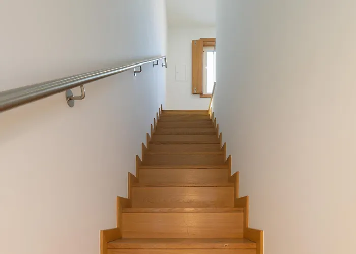 Host Wise - Elegant In The Heart Of